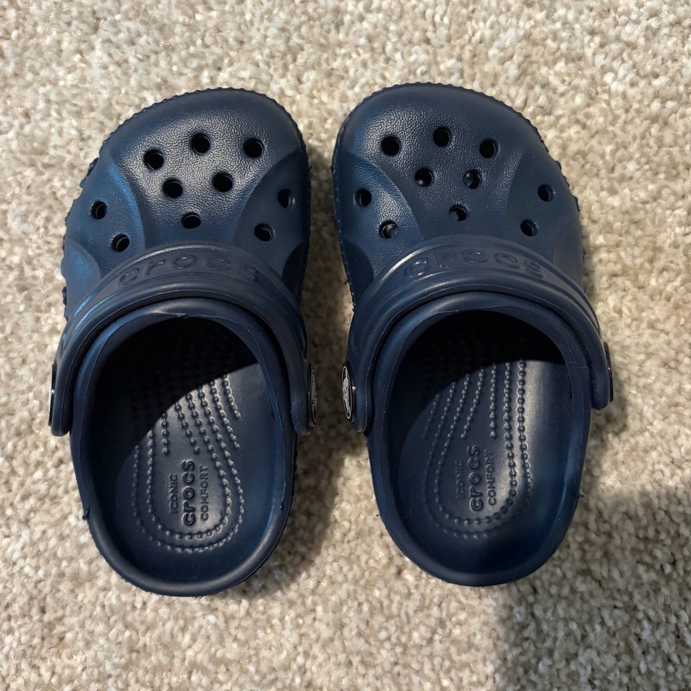 Like new Navy toddler crocs size 4C